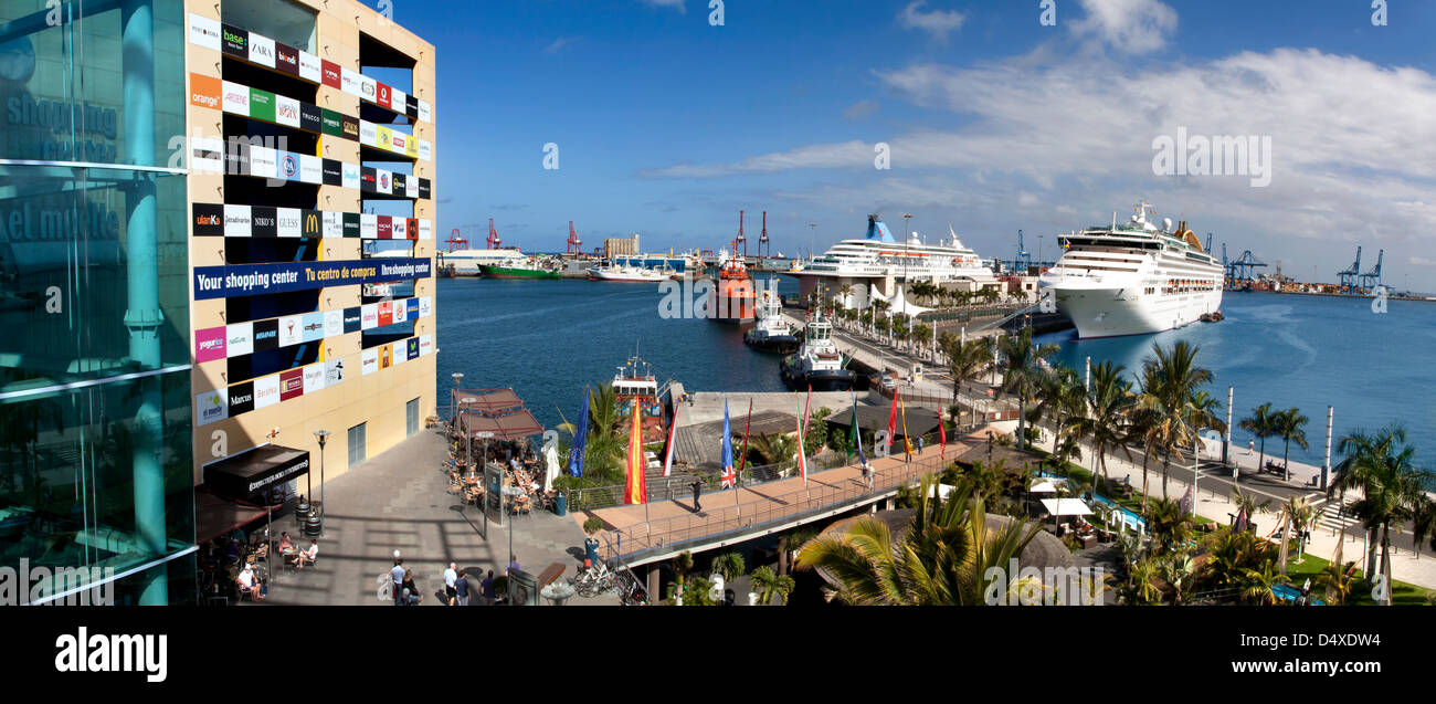 LAS PALMAS CAPITALE DI GRAN CANARIA. La porta che mostra due navi da crociera ormeggiate e parte di un grande centro commerciale moderno Foto Stock