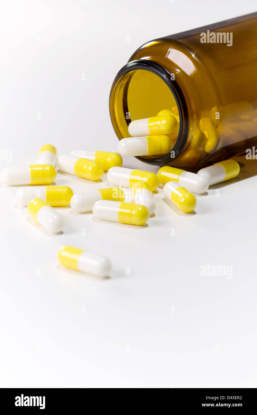 Molte pillole giacciono sulla metropolitana di bianco prima di farmaco canister Foto Stock