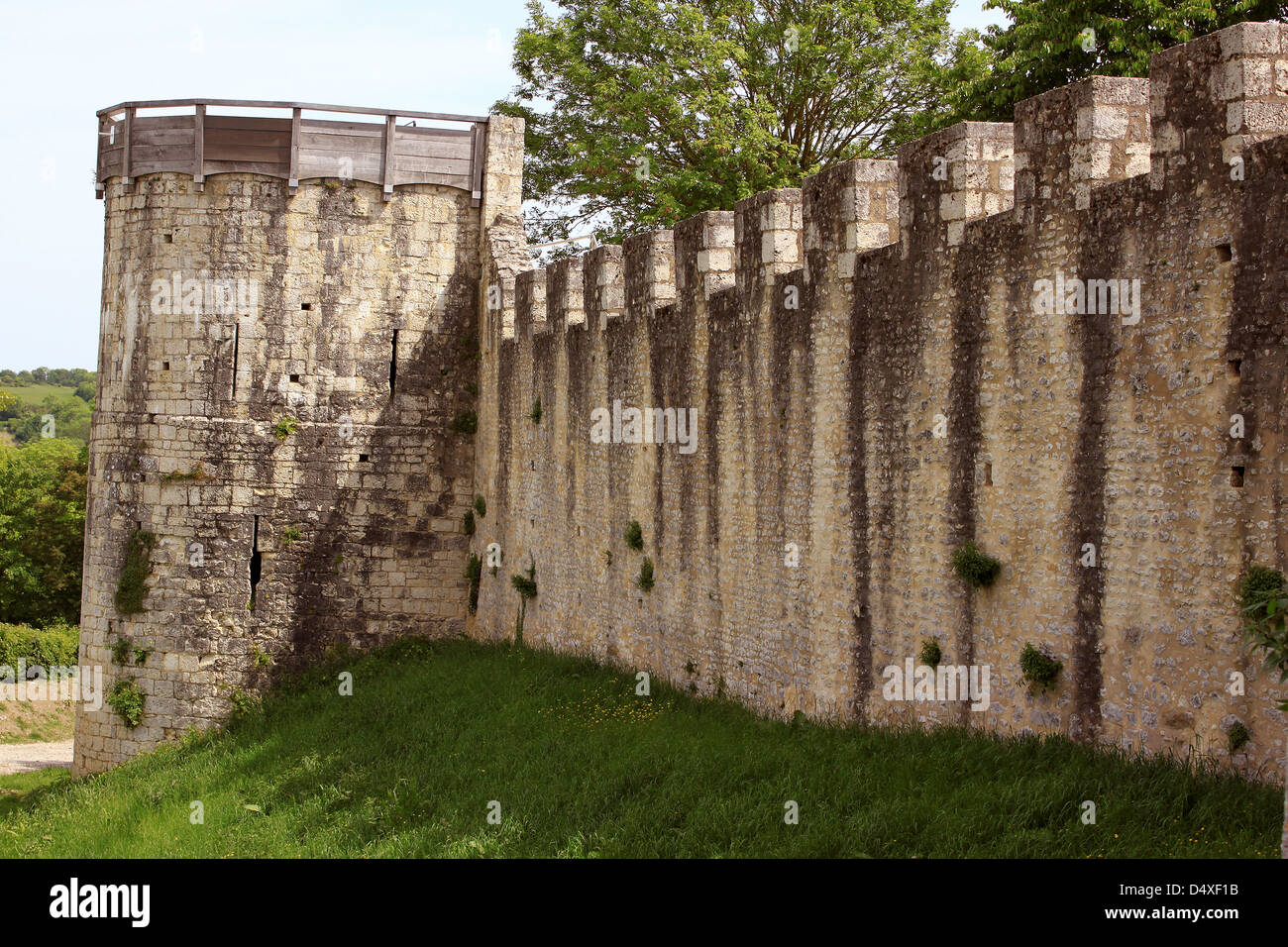 Bastioni o fortificazioni ed il fossato del castello di epoca medioevale Foto Stock