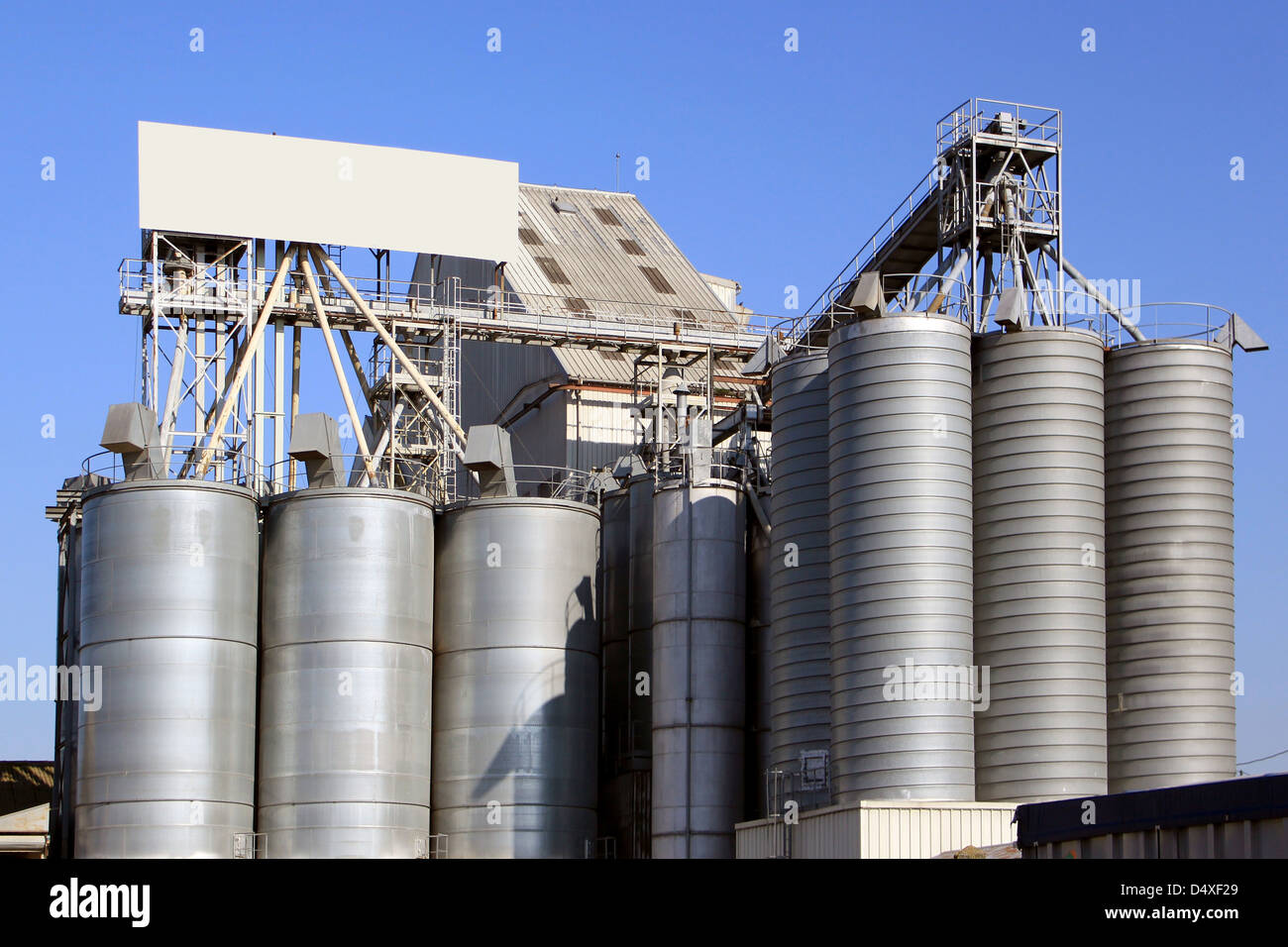 La fabbrica per la lavorazione dei cereali per gli alimenti per il bestiame Foto Stock