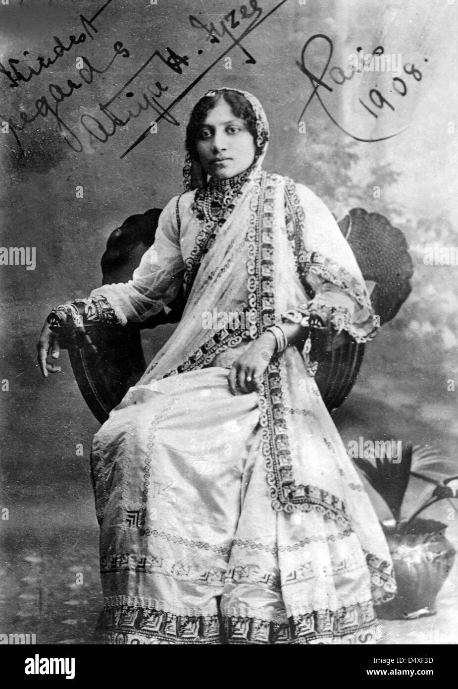 Ritratto di Atiya Fyzee (1877-1967) di circa 30 anni. Firmato gentile saluti Atiya Fyzee Parigi 1908 Foto Stock