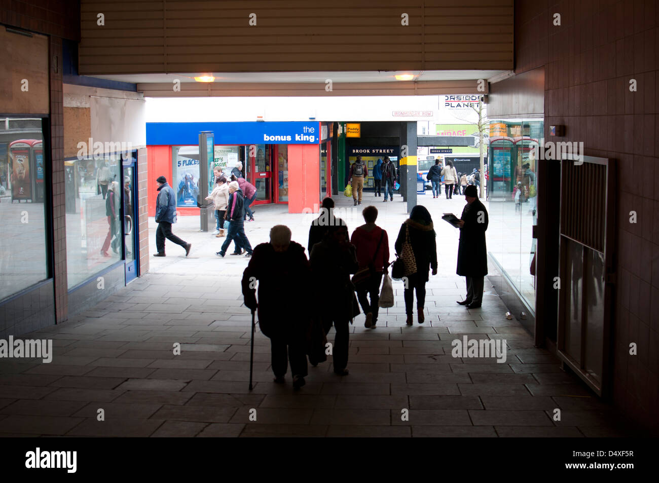Gli amanti dello shopping in Croce Cheaping, Coventry city centre, REGNO UNITO Foto Stock