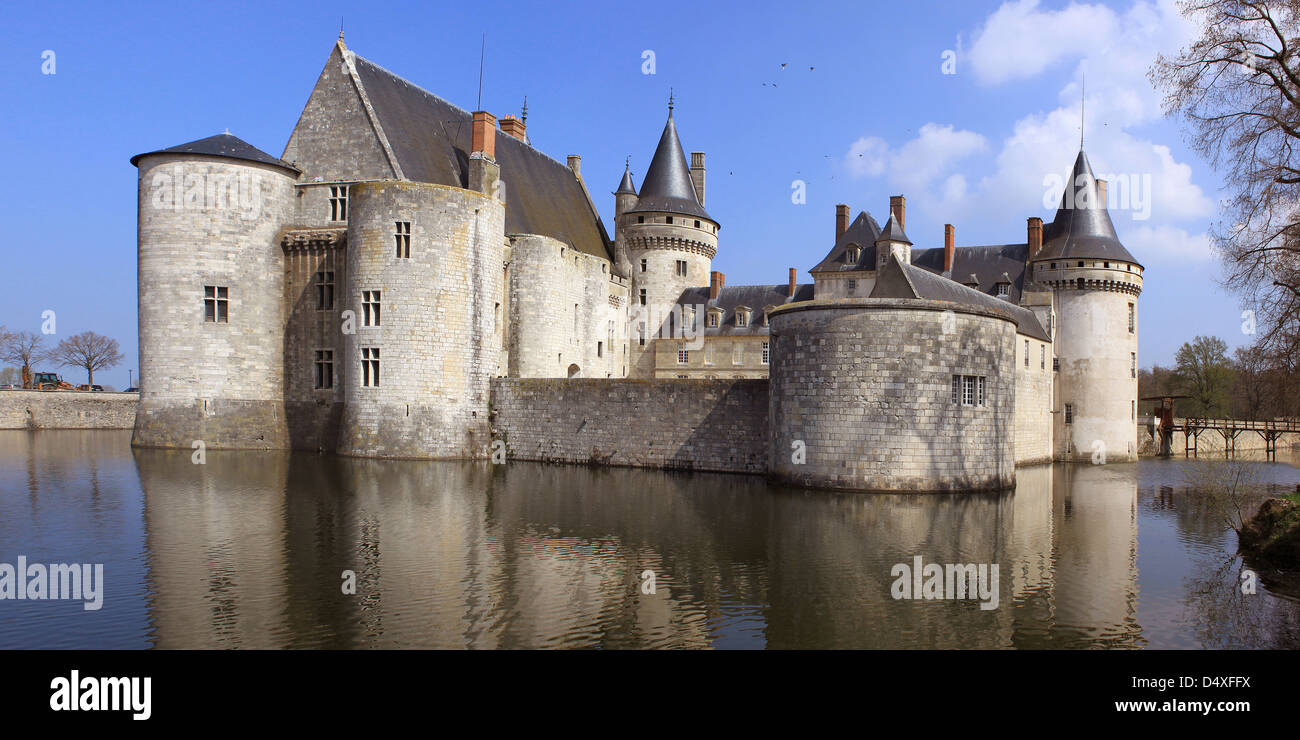 Un castello medievale con i suoi fossati, torri e dungeon Foto Stock