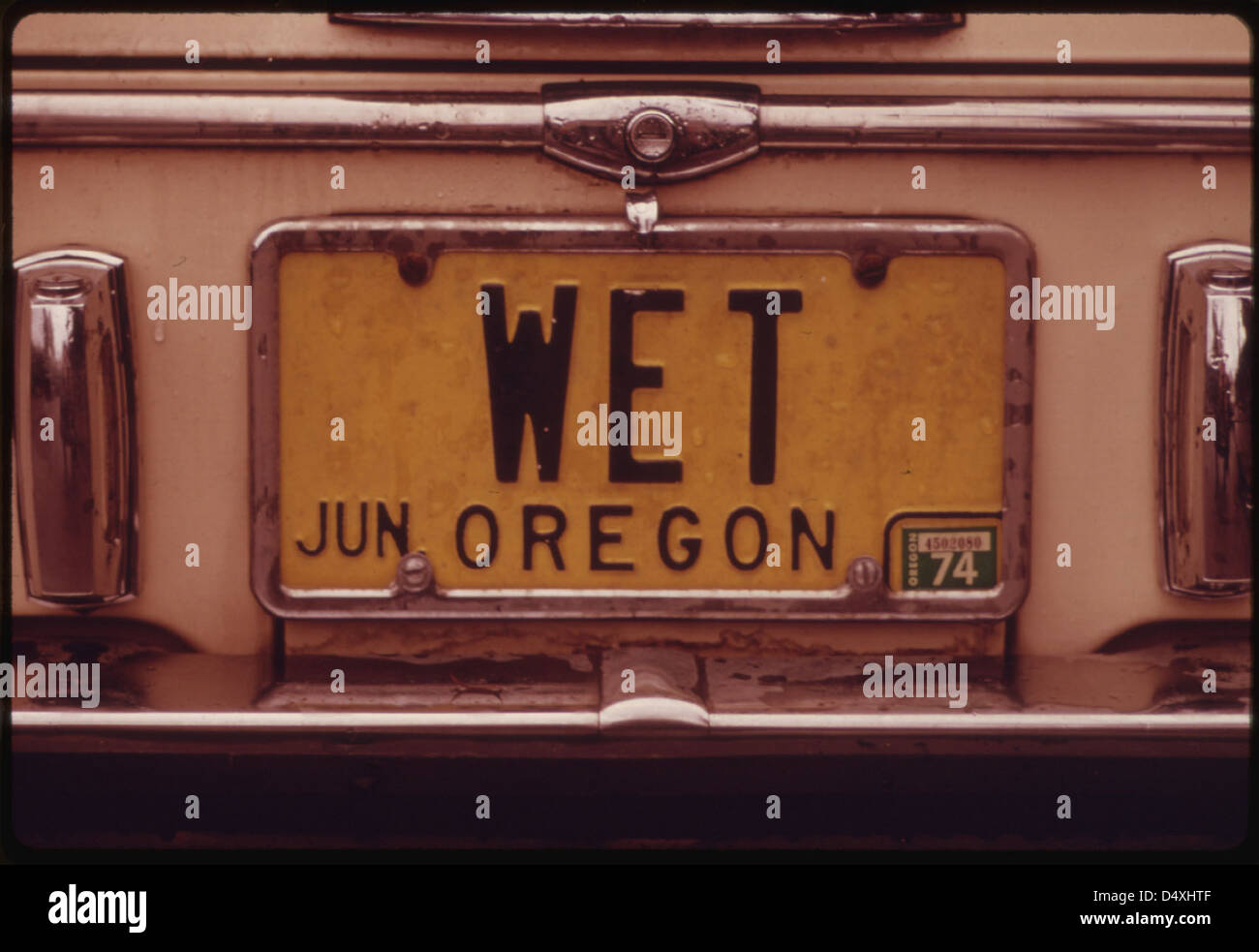 Questa fotografia di novembre 1973 mostra una targa Oregon personalizzata con la scritta "bagnata". L'immagine fa parte del progetto DOCUMERICA che documenta vari aspetti della vita e della cultura americana. Foto Stock