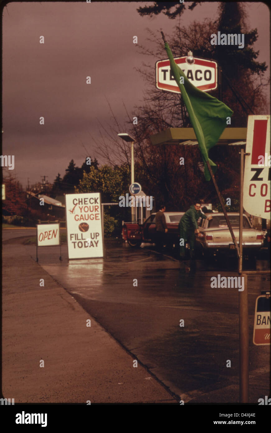 Nel gennaio 1974, le stazioni di servizio in Oregon usarono un sistema di bandiera per gestire la carenza di benzina, segnalando la disponibilità di carburante e aiutando gli automobilisti durante la crisi energetica. La carenza ha avuto un impatto sulla vita quotidiana in tutti gli Stati Uniti Foto Stock