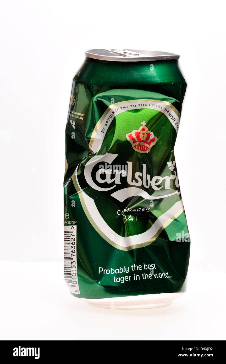 Crumpled birra può [Carlsberg] Foto Stock