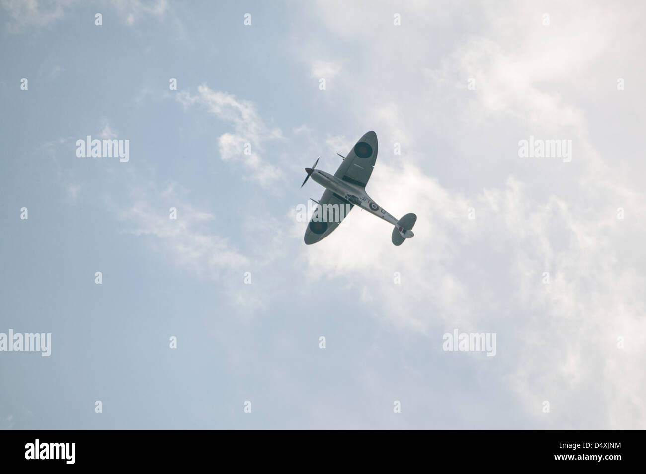 MK356 Supermarine Spitfire LF Mk IXe del Battle of Britain Memorial Flight (BBMF) capovolto nel loop Foto Stock