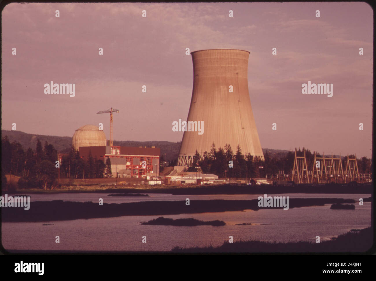 Questa fotografia del 1973 di DOCUMERICA mostra la centrale nucleare di Troia sul fiume Columbia, costruita dalla Portland General Electric, che ha affrontato una significativa opposizione da parte dei gruppi ambientalisti preoccupati per il suo impatto sull'ambiente. Foto Stock
