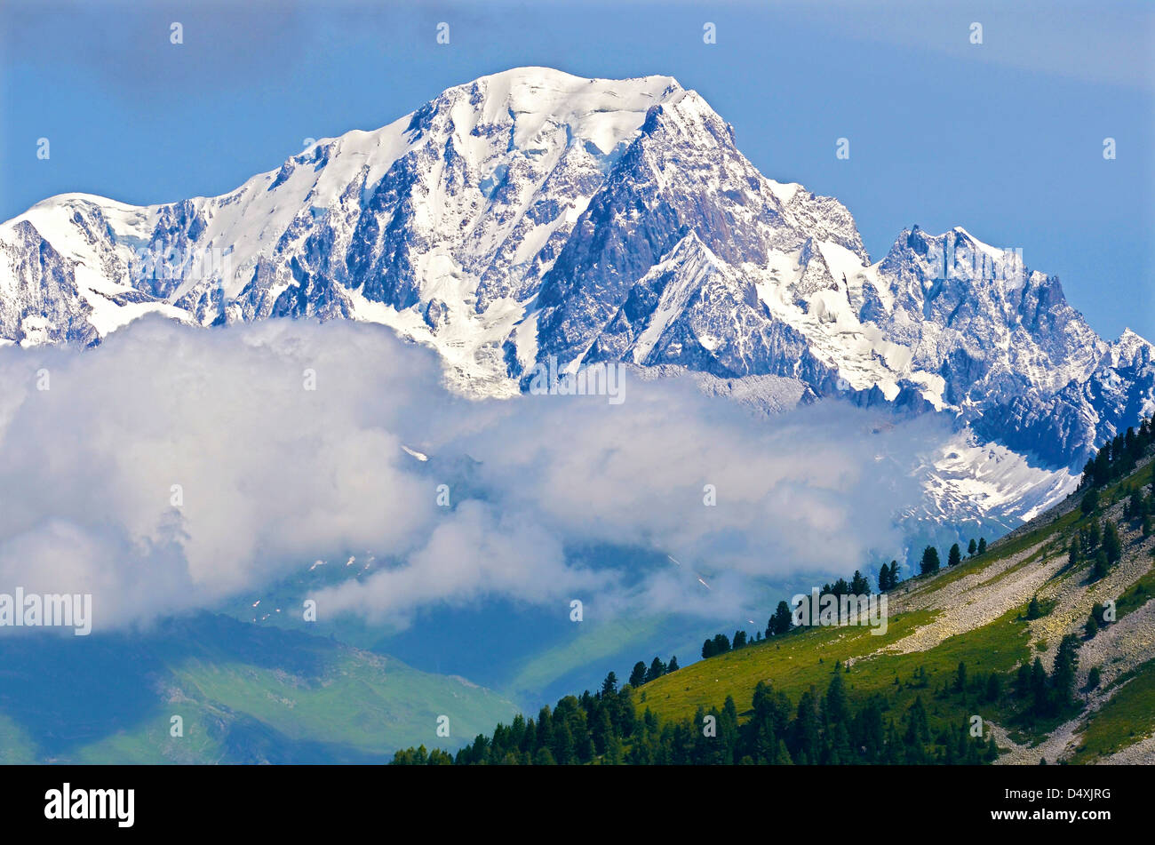 Snowy massiccio del Monte Bianco ha visto di La Plagne, comune nella Valle Tarentaise,dipartimento della Savoia e la regione Rhône-Alpes in Francia Foto Stock