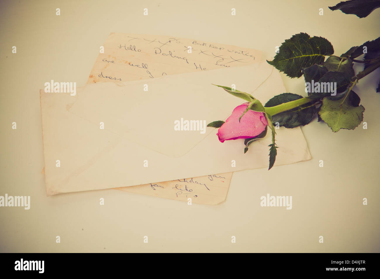 Vecchio retro vintage love letter con rose. Foto Stock