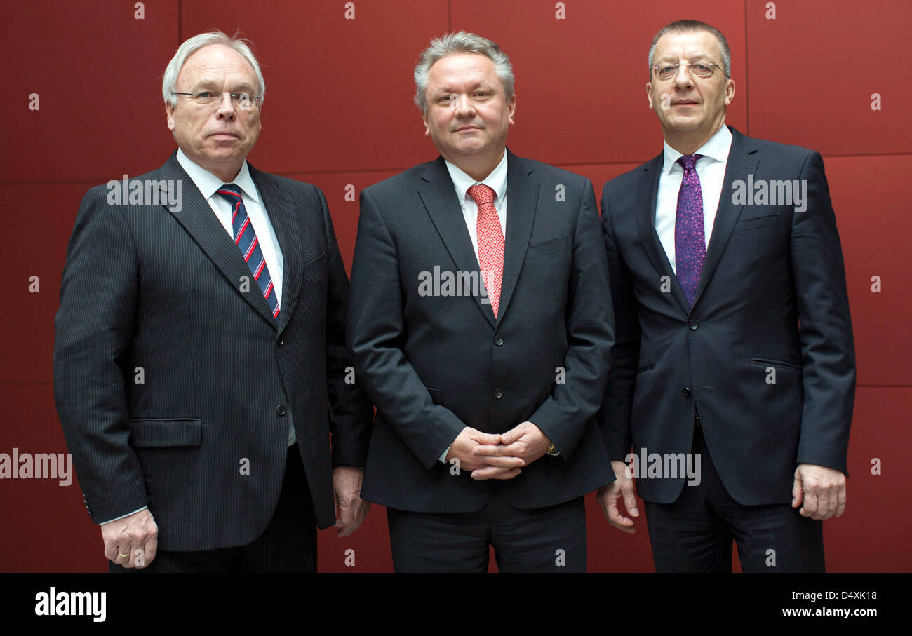 Rheinmetall AG per i membri del consiglio di amministrazione Gerd Kleinert (L-R), Armin Papperger e Helmut P. pongono merceologica durante l'equilibrio conferenza stampa del tedesco automotive e società di difesa a Duesseldorf in Germania, 20 marzo 2013. La società ha dichiarato di annullare il suo progetto di IPO della sua auto Parts division. Foto: RALPH SONDERMANN Foto Stock