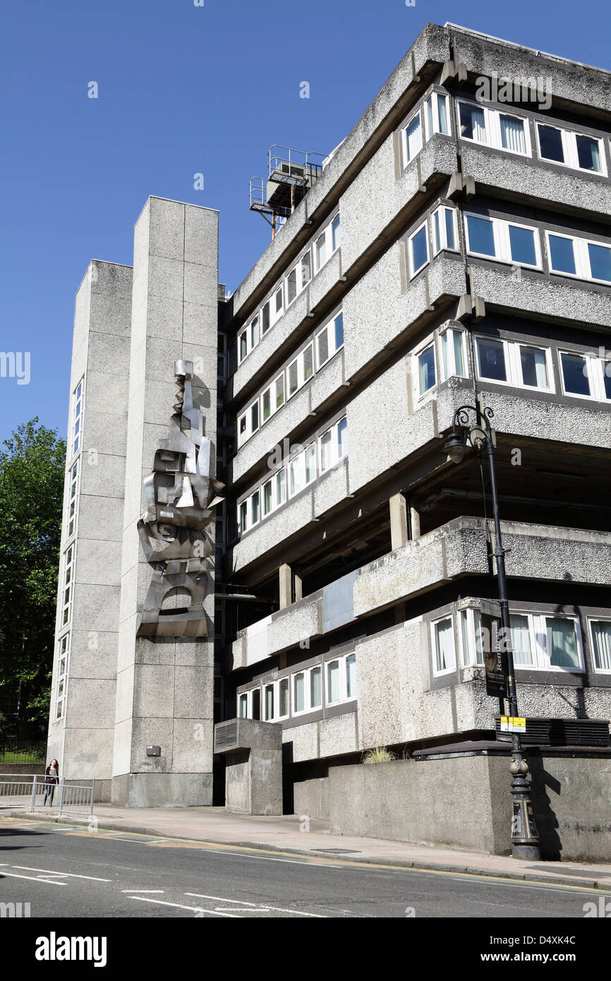 Università di Glasgow Rankine Building, Dipartimento di Ingegneria civile, con scultura cubista di Lucy Baird, University Avenue, Glasgow, Scozia, Regno Unito Foto Stock