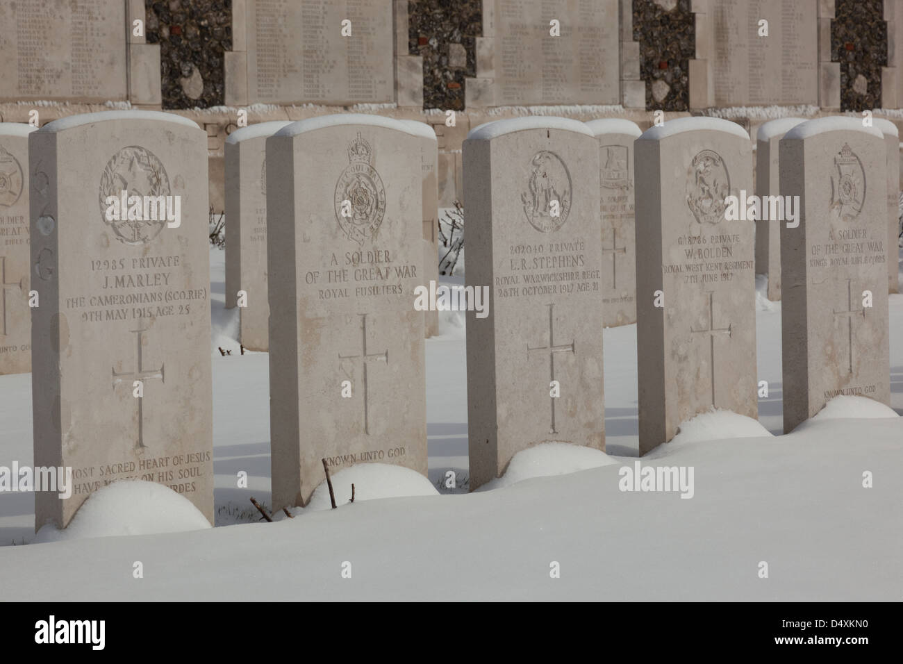 Il Memorial Wall a una coperta di neve Tyne Cot cimitero Foto Stock