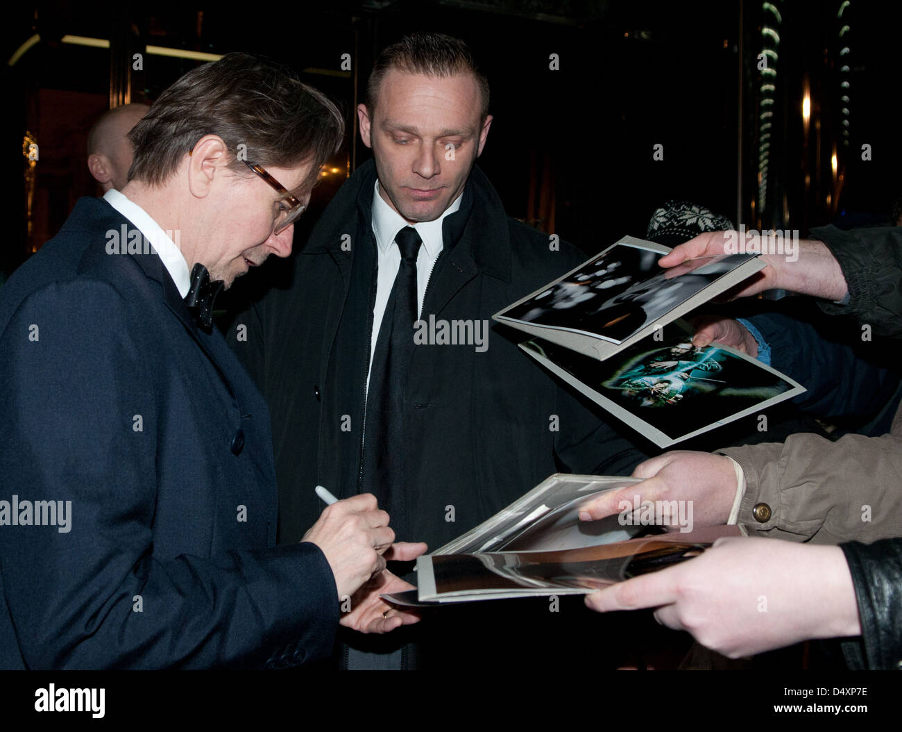 Gary Oldman firma autografi pur lasciando il Regent Hotel. Berlino, Germania - 25.01.2012 Foto Stock