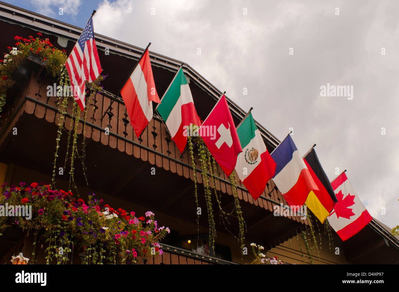 Gli edifici nel centro di Vail sono decorati con sventolano le bandiere outdoor sovrastanti aree da pranzo. Foto Stock