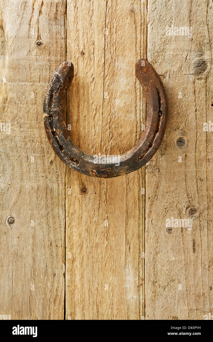 Rustici e vecchi ferri di cavallo appeso sulla porta detto di portare la buona fortuna e la fortuna secondo la superstizione Foto Stock
