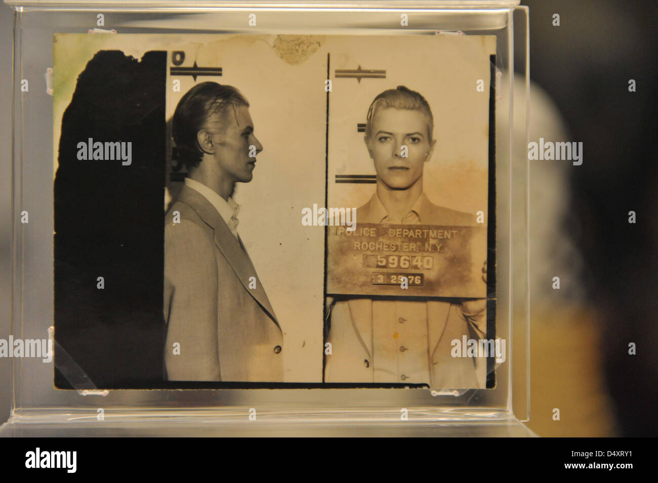 V&A, Londra, Regno Unito. Xx Marzo 2013. Segni e immagini al David Bowie mostra. Il 'David Bowie è " mostra al V&A in Londra con raccolte di costumi e di cimeli dal suo cinque dieci anni di carriera, questo è il primo internazionale retropective del suo lavoro. Credito: Matteo Chattle / Alamy Live News Foto Stock