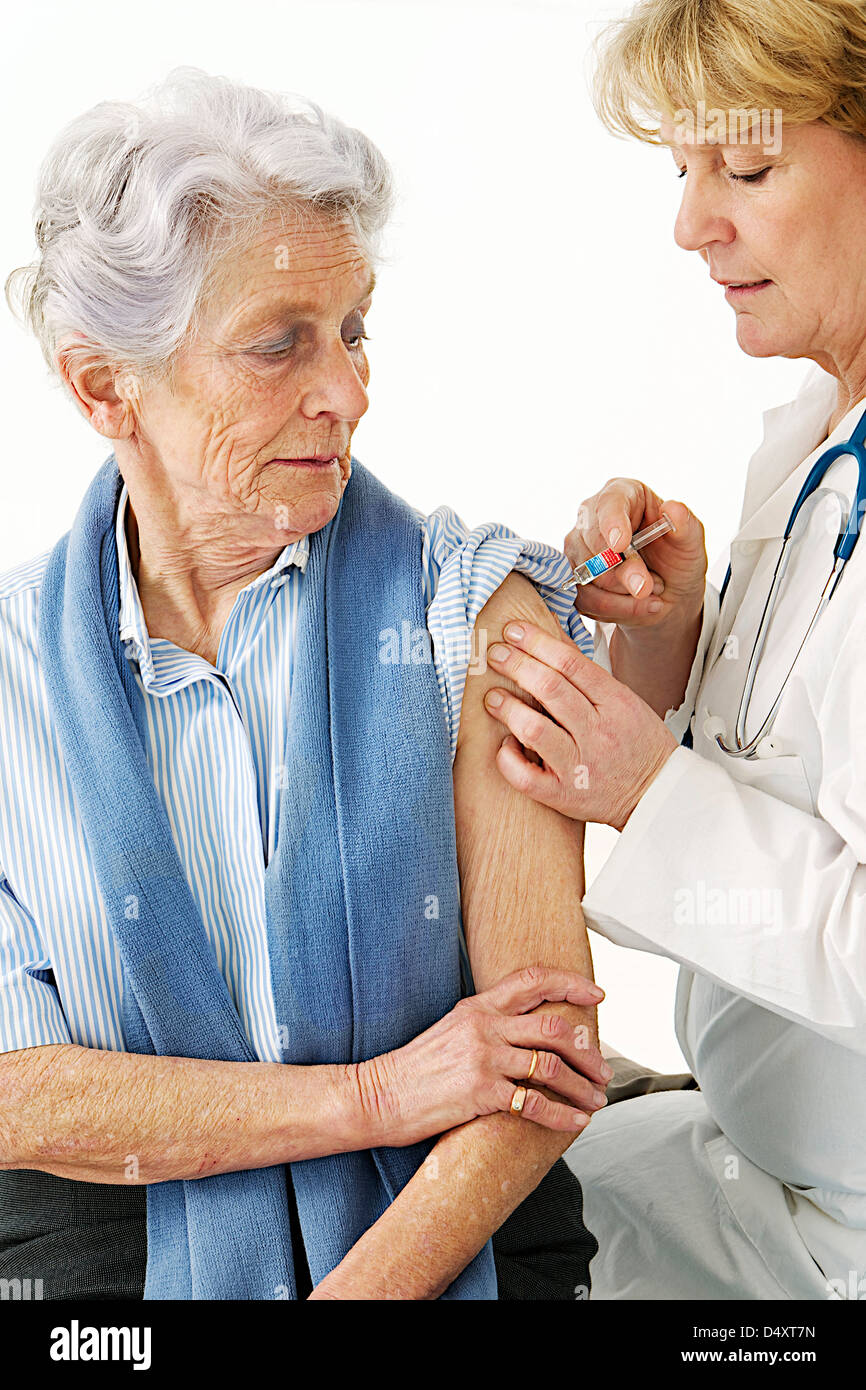 La vaccinazione di una persona anziana Foto Stock