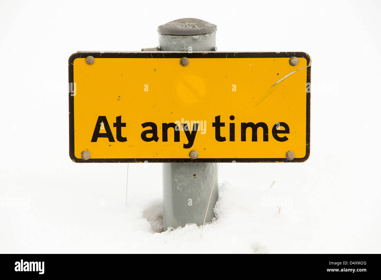 Neve profonda intorno a un cartello stradale, Ambleside, Lake District, UK. Foto Stock