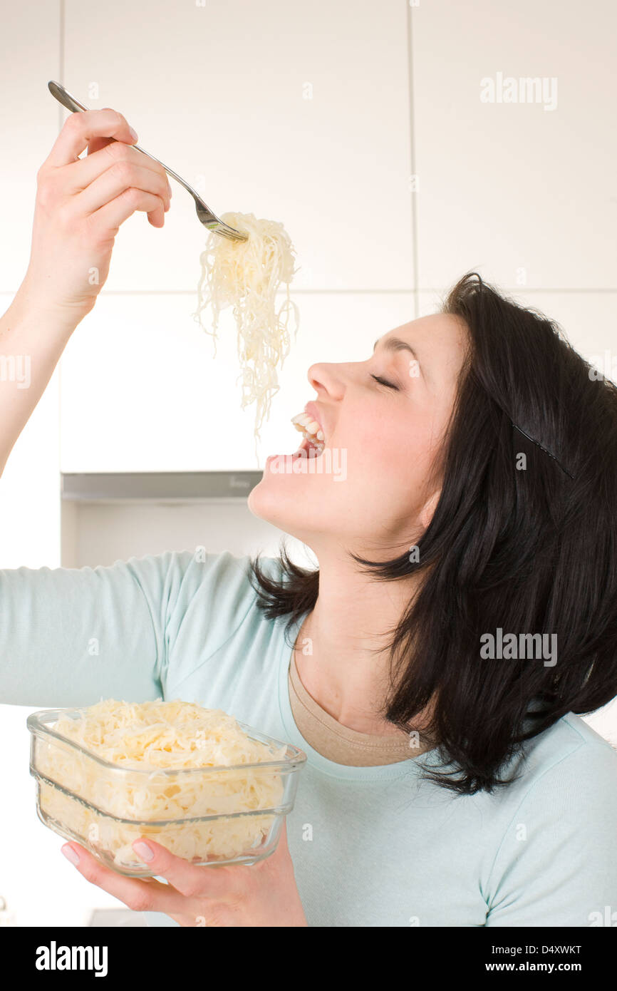 Donna di mangiare crauti Foto Stock