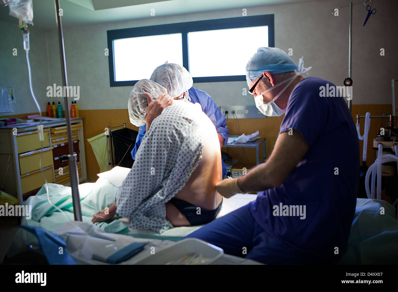 Il taglio cesareo sotto ipnosi Foto Stock