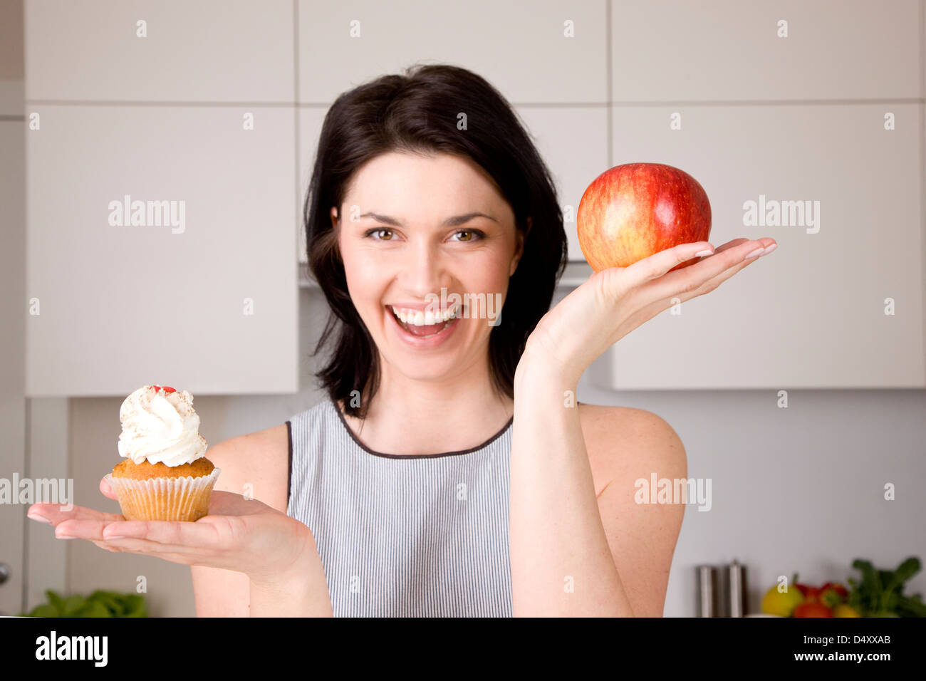 Donna che mantiene la torta e Apple Foto Stock