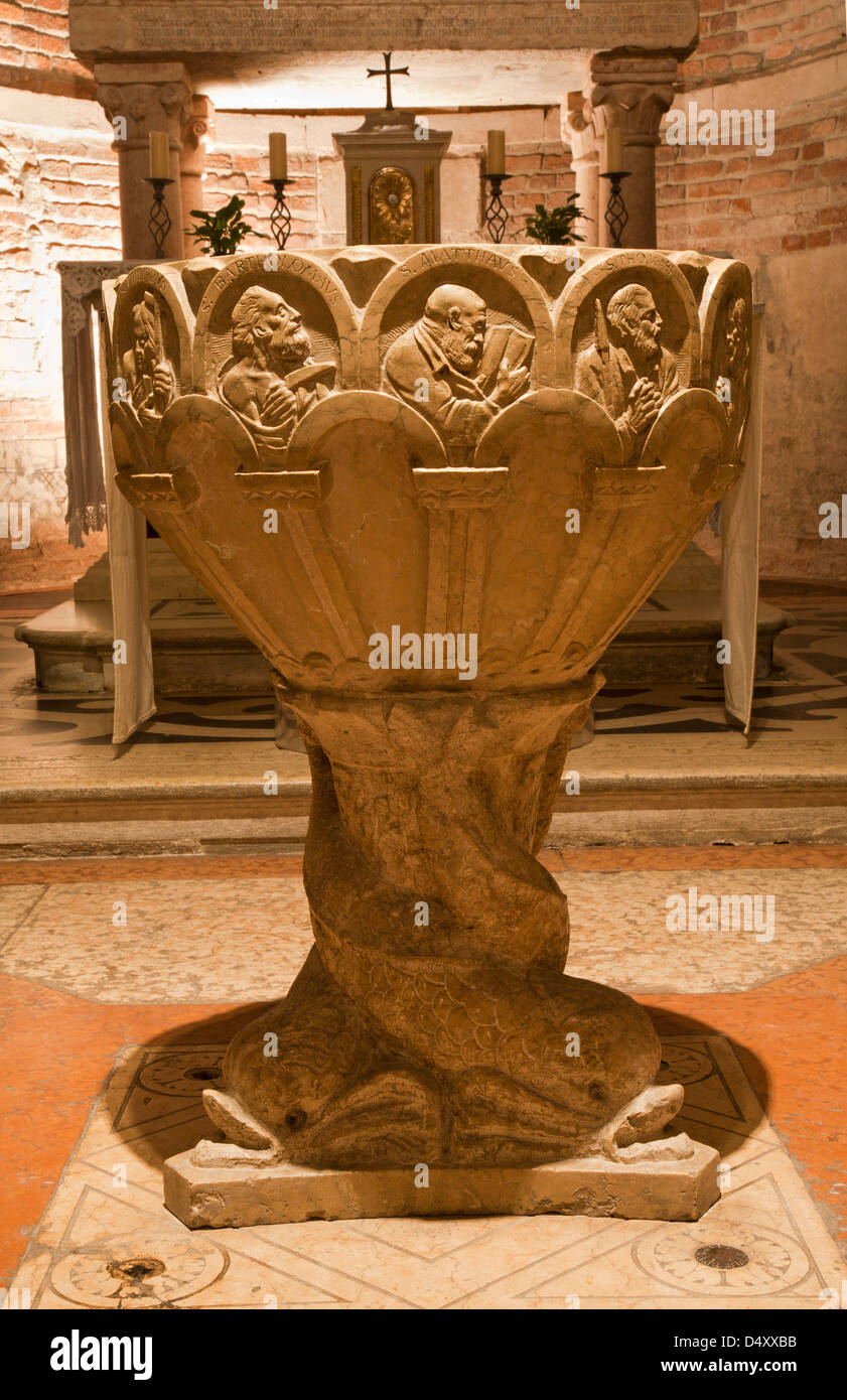 VERONA - gennaio 27: battistero romanico dalla chiesa la maggior parte dei santi apostoli e st. Teuteria on gennaio 27, 2013 a Verona, Italia Foto Stock