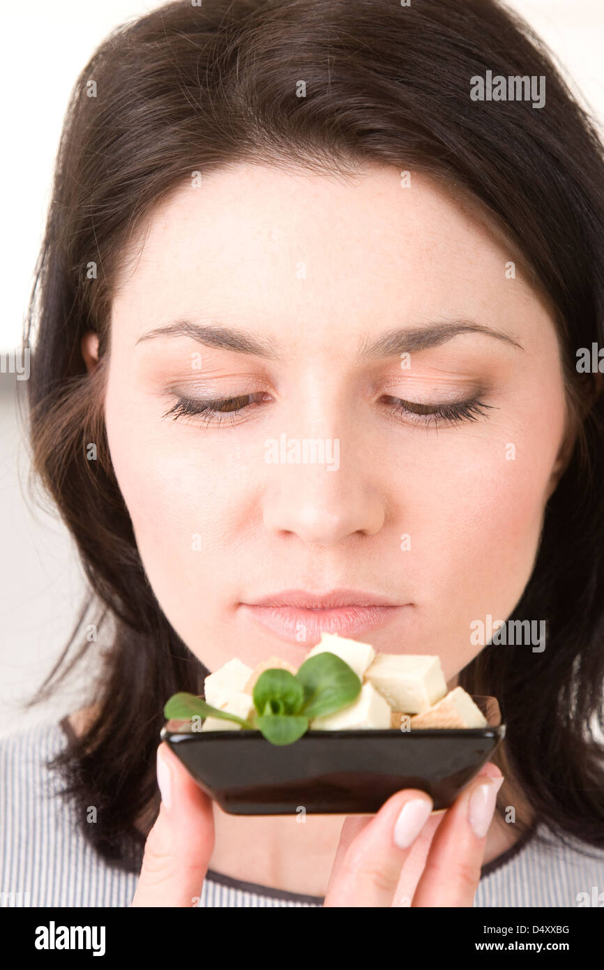 Donna con insalata di tofu Foto Stock