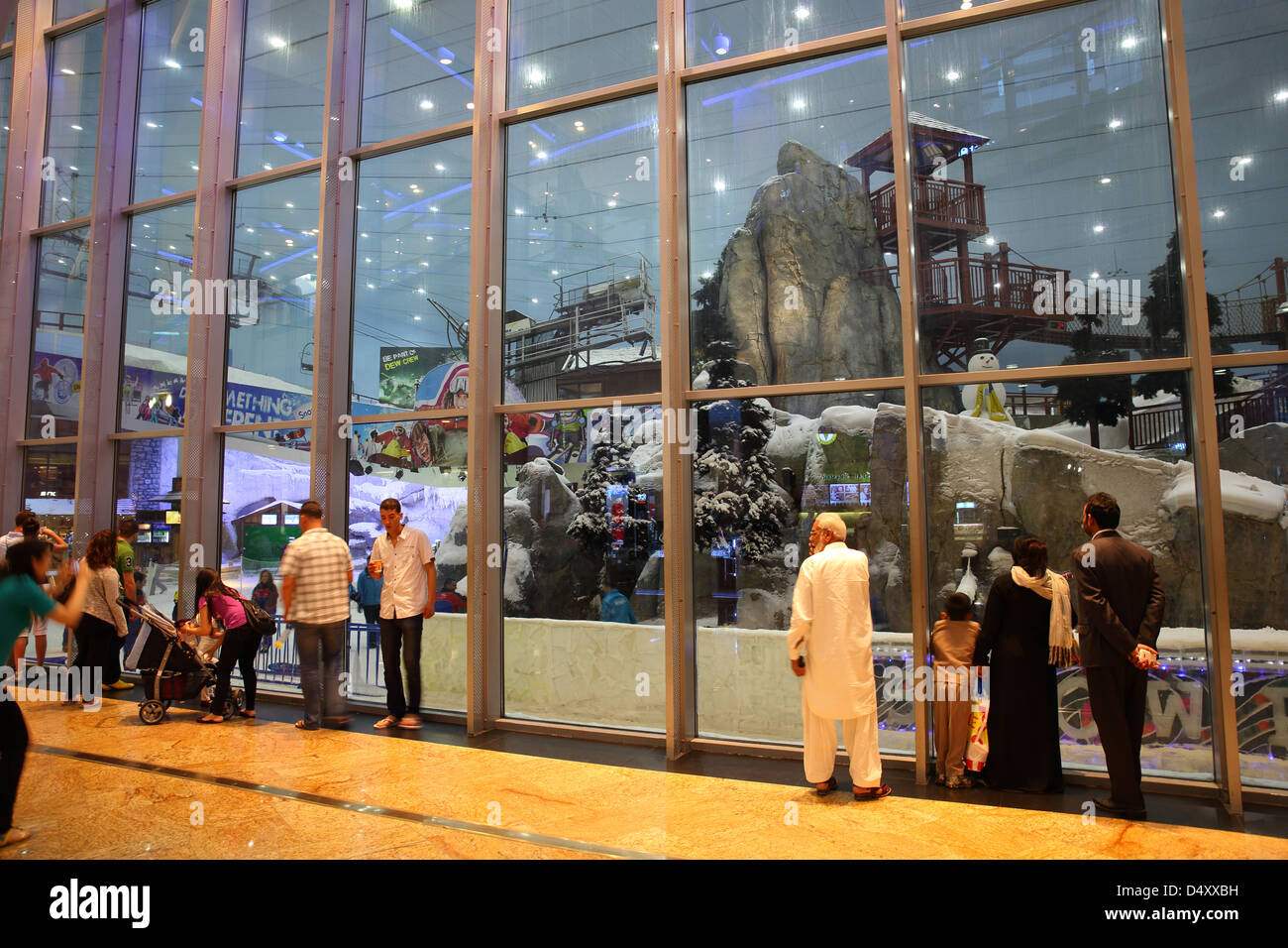 Indoor snow park presso il centro commerciale Mall of the Emirates, Dubai, Emirati Arabi Uniti Foto Stock