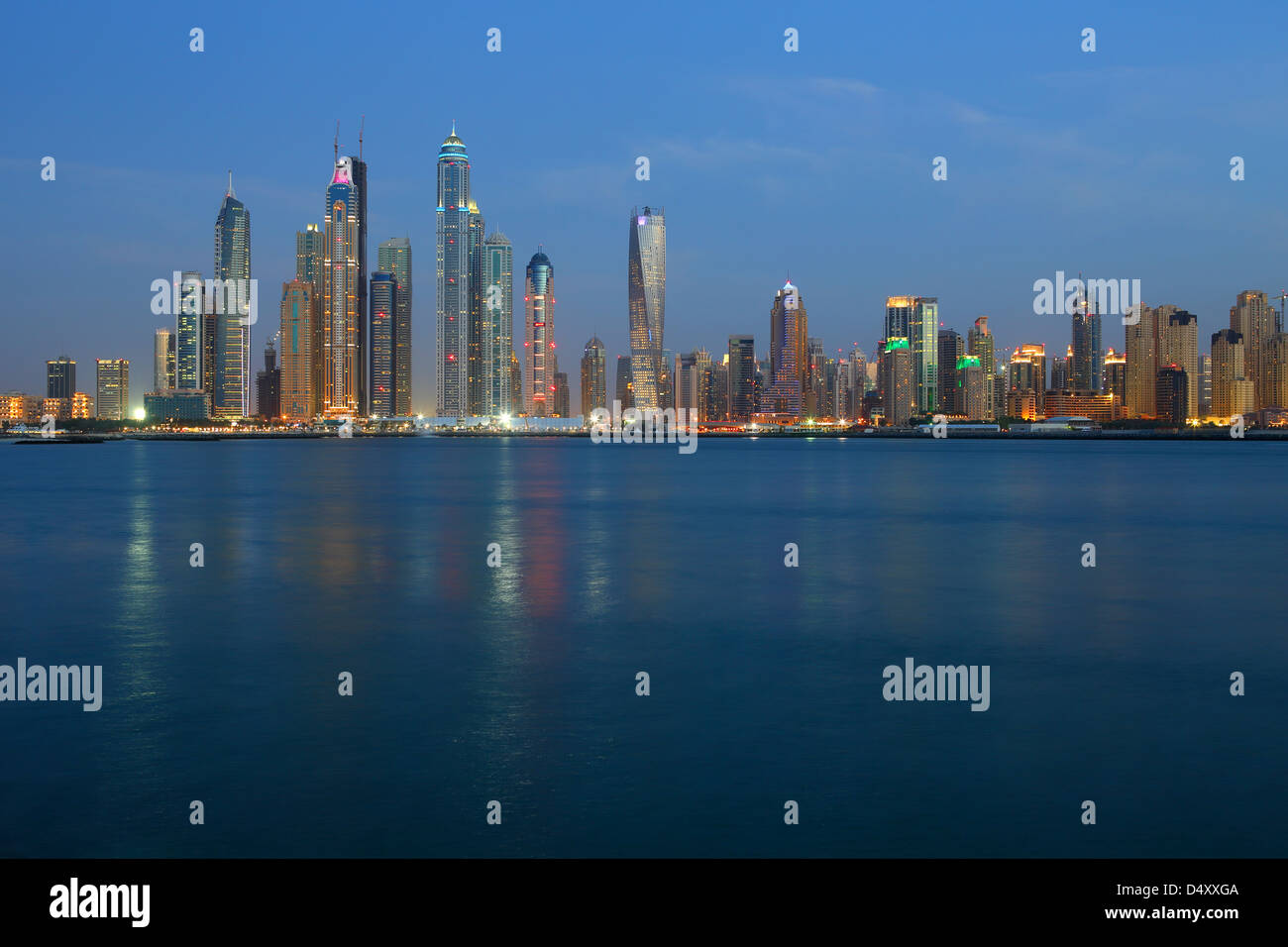 Marina di Dubai skyline al tramonto, Emirati Arabi Uniti Foto Stock