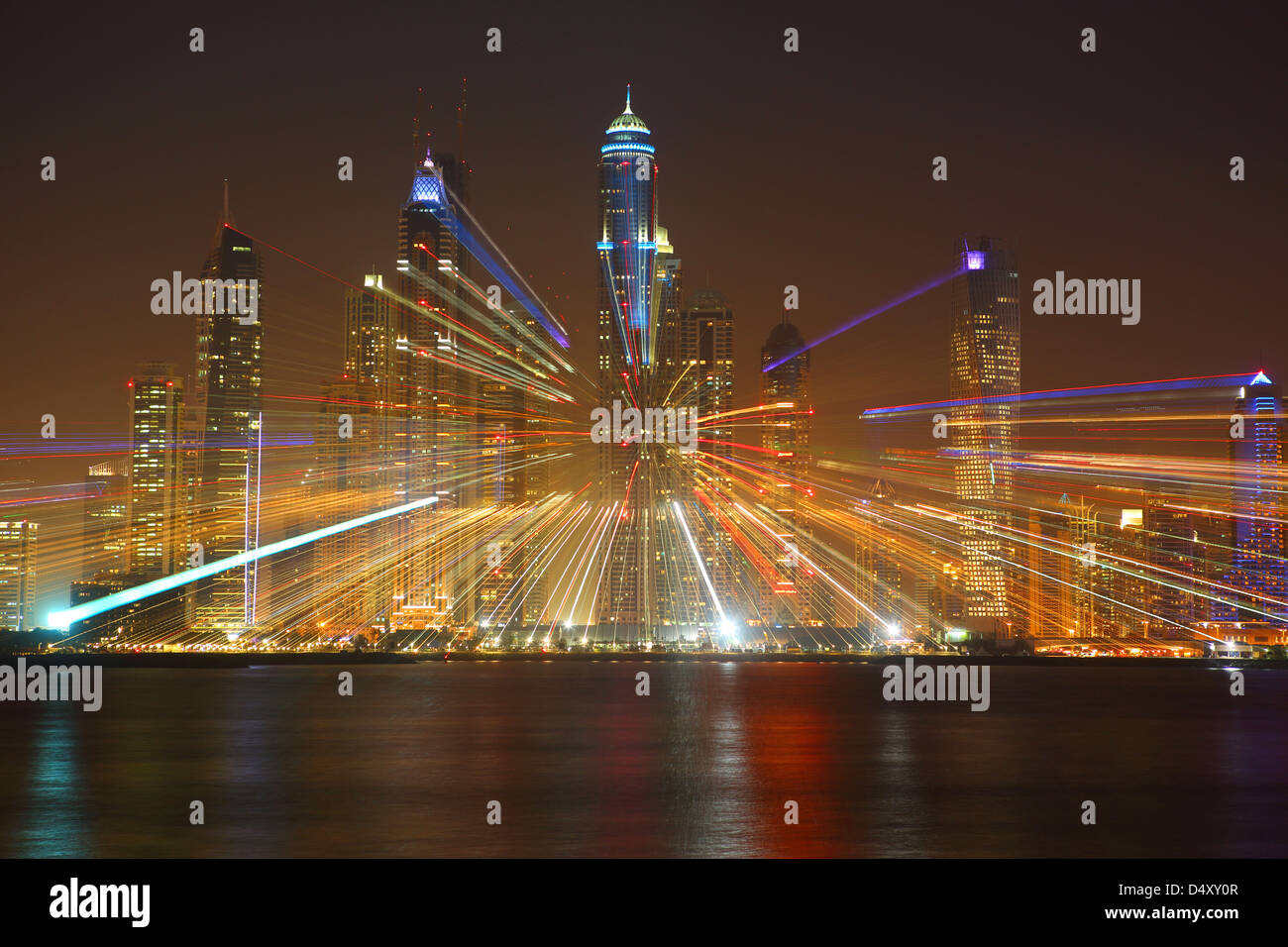 Marina di Dubai skyline notturno con obiettivo zoom, Emirati Arabi Uniti Foto Stock