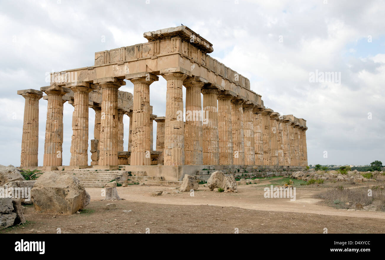 Colonne di un tempio greco di Selinunte, Sicilia Foto Stock