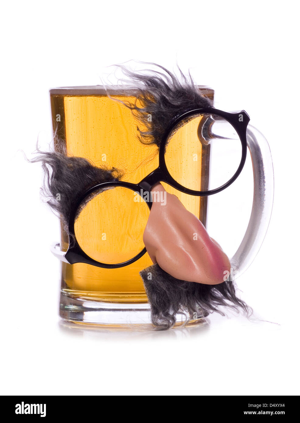 La pinta di birra con gli occhiali camuffare studio tagliare Foto Stock