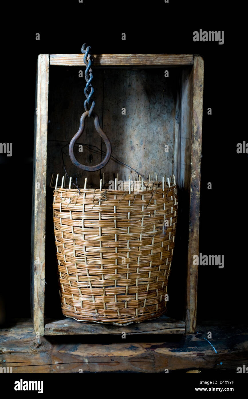 Stock photo: un'immagine di un cesto di vimini in una casella woden Foto Stock