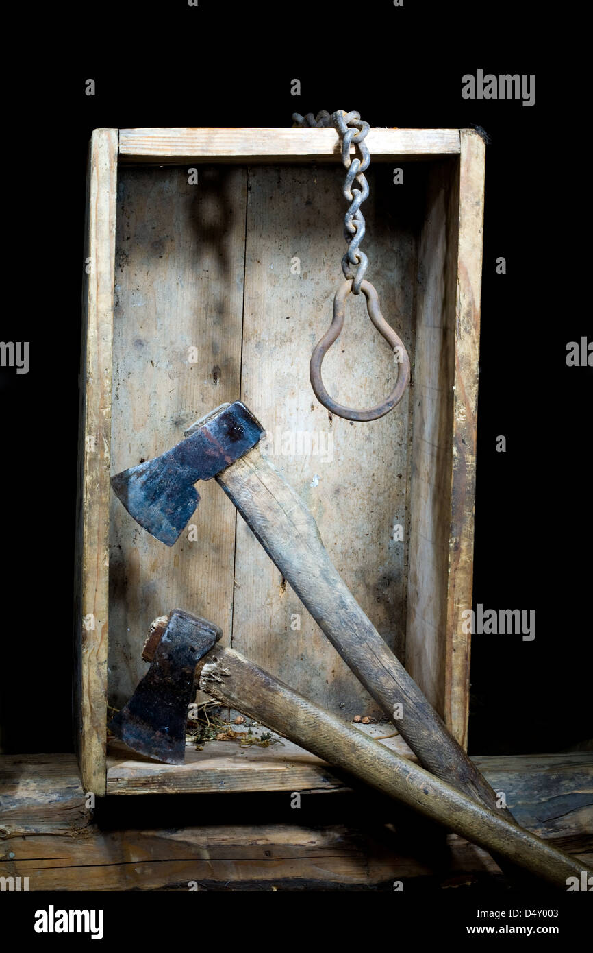 Stock photo: un'immagine di due assi e catena di metallo in una scatola di legno Foto Stock