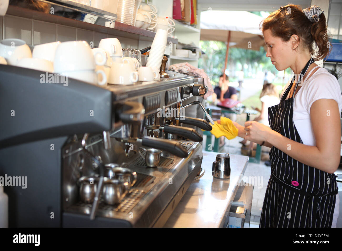 Femmina rende barista caffè espresso Foto Stock