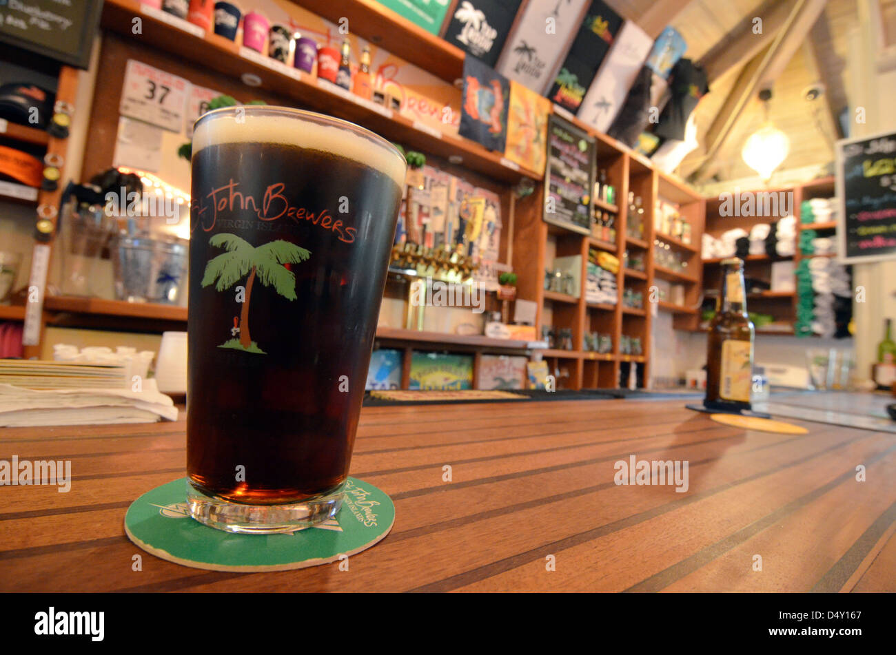 La birra sul contatore del rubinetto di camera, brew pub a Cruz Bay, San Giovanni, U.S. Isole Vergini. Foto Stock