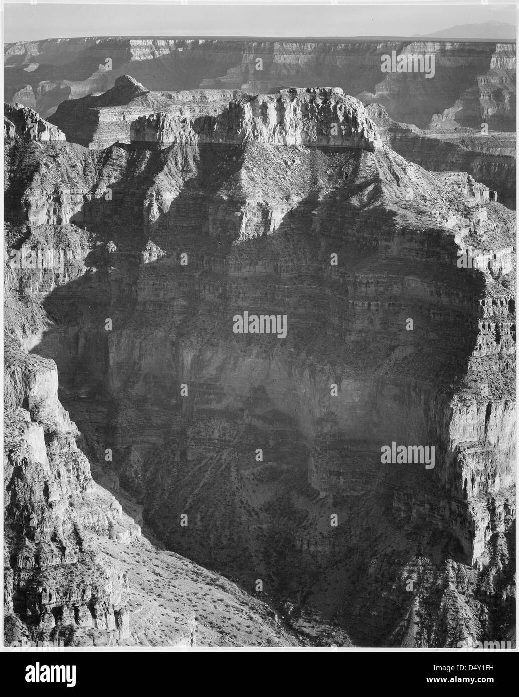 Questa fotografia verticale di Ansel Adams cattura la vista dal versante nord del Grand Canyon National Park nel 1941. Questa splendida immagine mette in risalto la grandezza e la bellezza naturale di uno dei parchi nazionali più rappresentativi d'America. Foto Stock