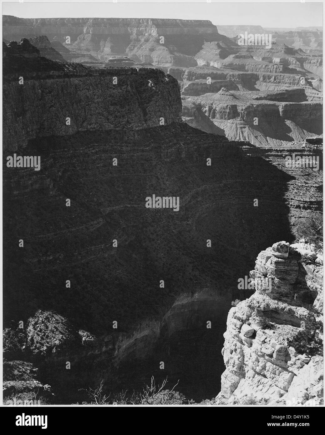 Questa fotografia del 1941 di Ansel Adams cattura il Grand Canyon dal South Rim, mostrando un canyon oscurato. L'iconica fotografia in bianco e nero di Adams mette in risalto la bellezza naturale del parco. Foto Stock