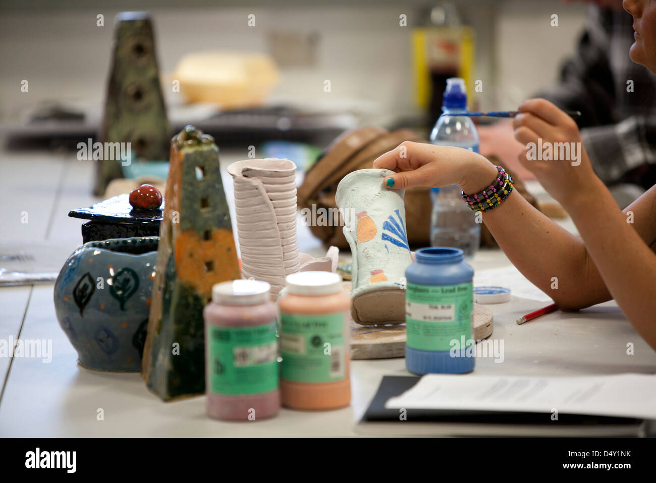 Una classe di ceramica a Cardonald college di Glasgow. Foto Stock