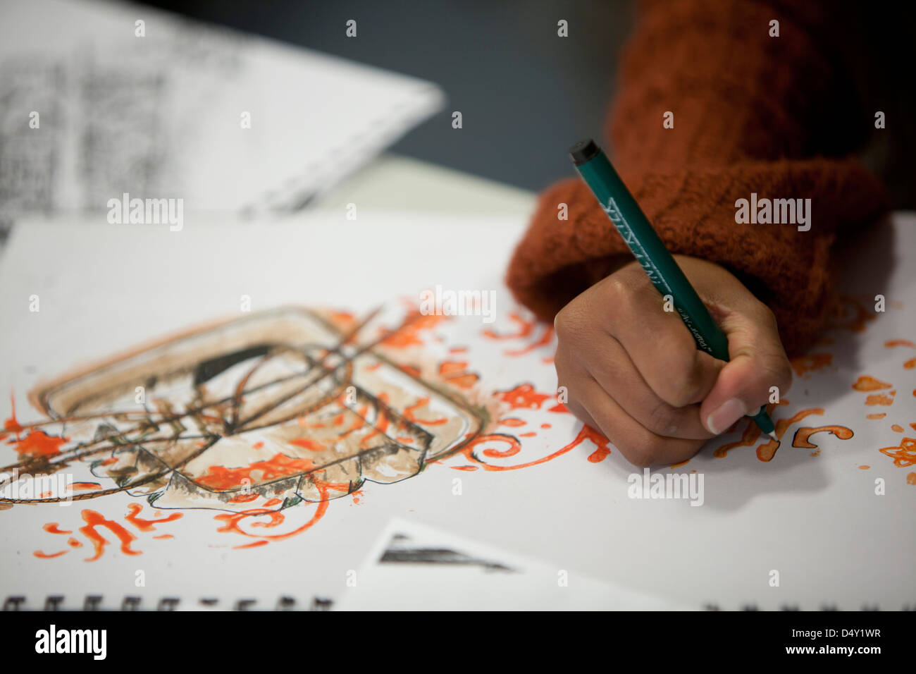 Uno studente estrae un design durante una classe di ceramica a Cardonald college di Glasgow. Foto Stock