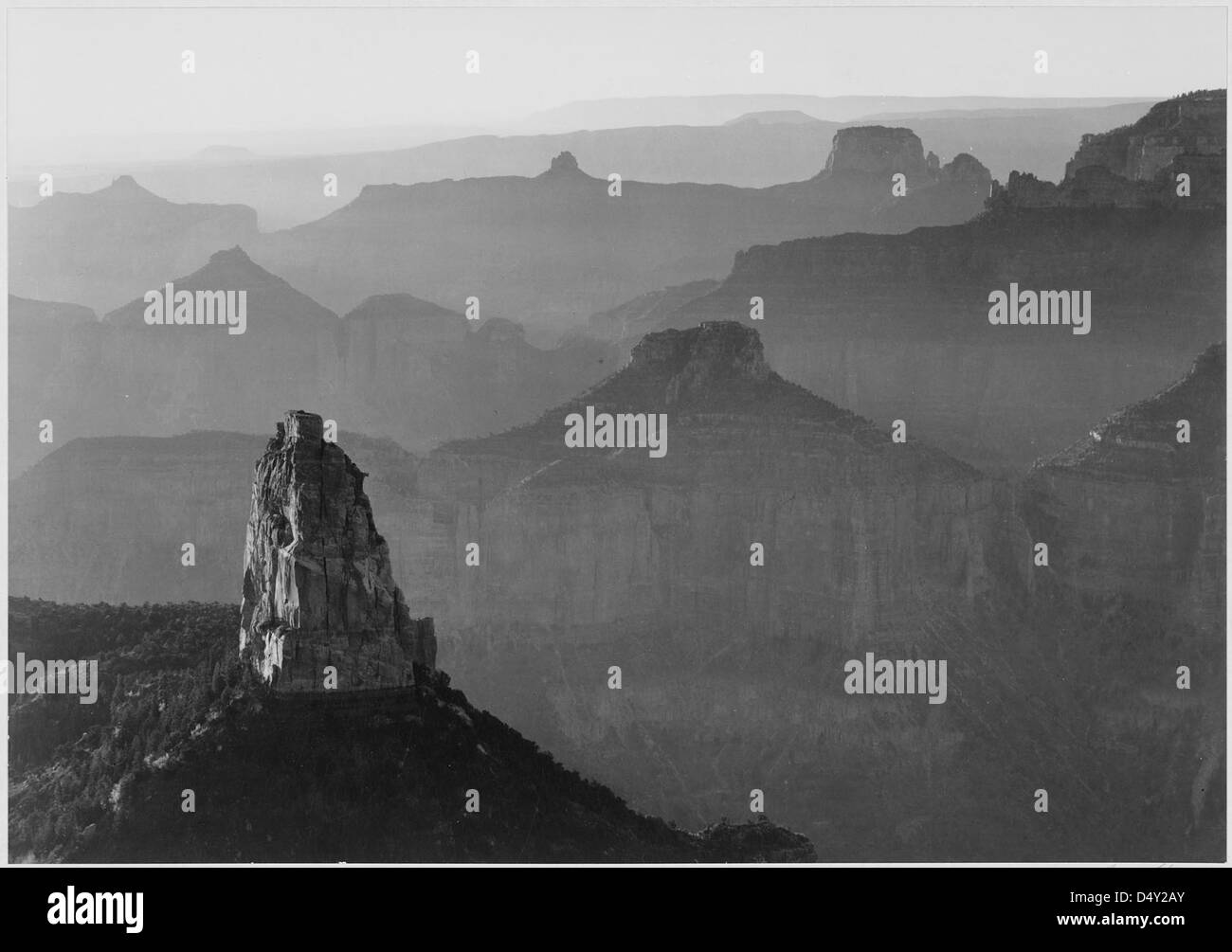 La fotografia in bianco e nero di Ansel Adams cattura una splendida formazione rocciosa nel Grand Canyon National Park, Arizona, mostrando la bellezza geologica del parco. Foto Stock