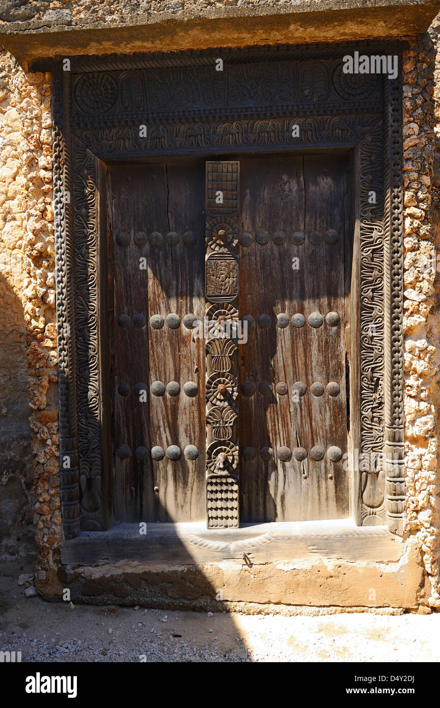 Ornato porta in legno a Fort Jesus sull isola di Mombasa, in Kenya, Africa orientale Foto Stock