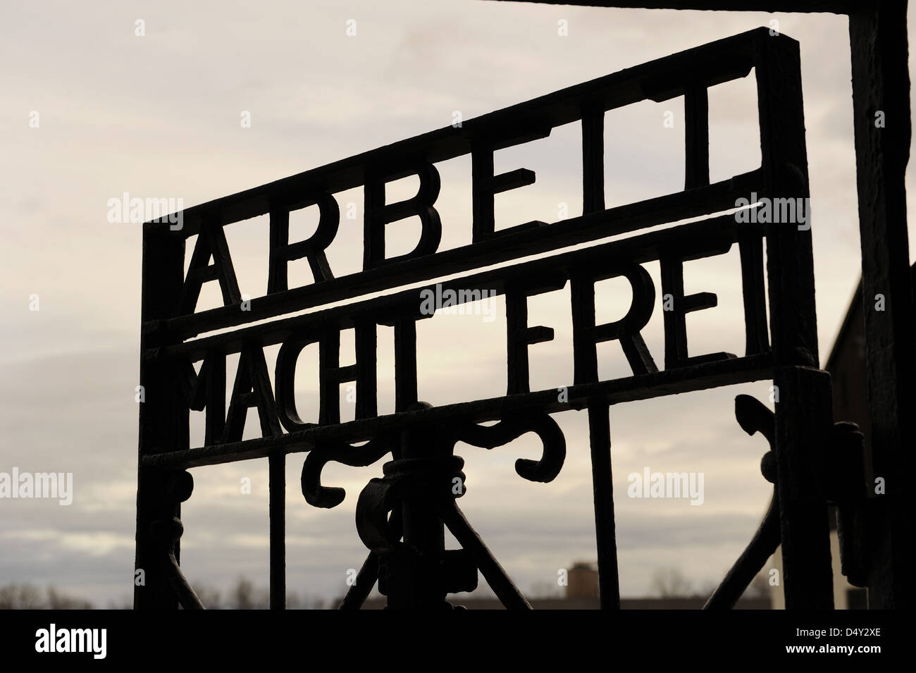 Campo di Concentramento di Dachau. Campo nazista di prigionieri aperto nel 1933. Slogan Arbeit macht frei (lavoro rende libero). La porta principale. Foto Stock
