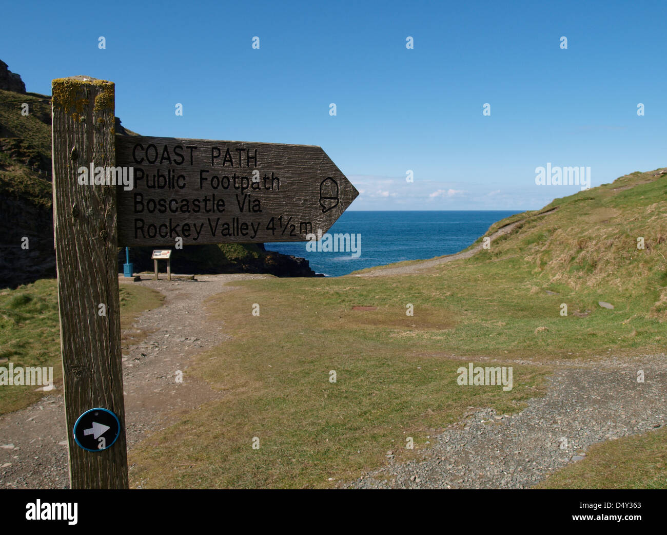 Sentiero costiero segno a Tintagel per Boscastle, Cornwall, Regno Unito 2013 Foto Stock