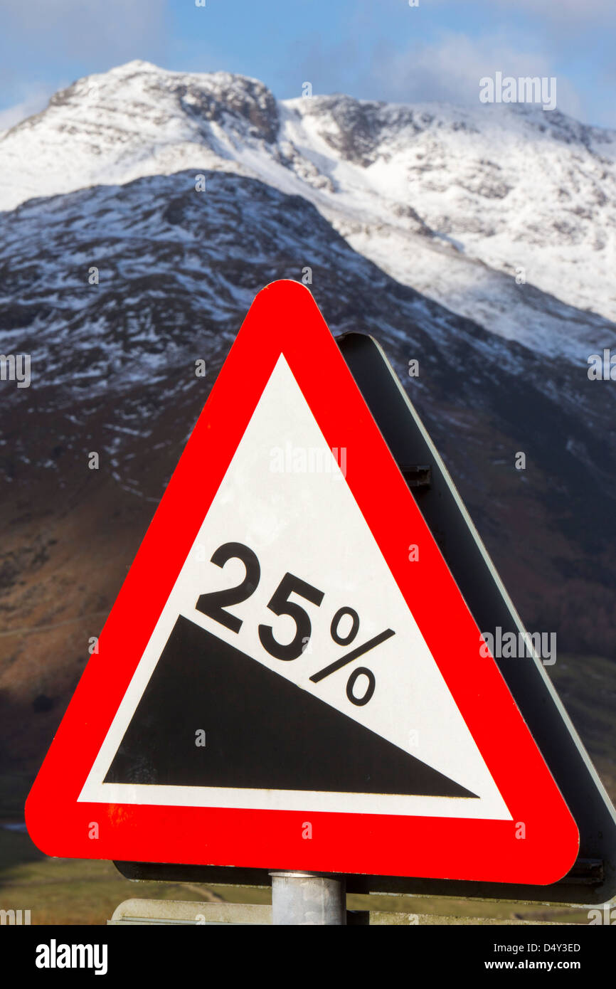Una ripida strada segno sopra Langdale, Lake District, UK. Foto Stock