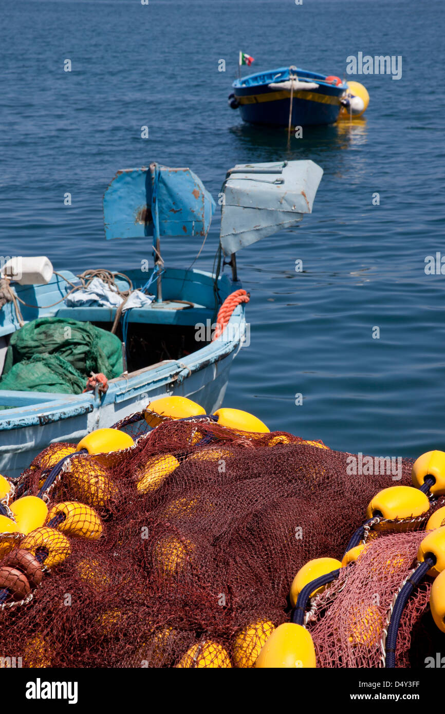 Barche di pescatori sull'isola di Procida, regione Campania di Italia Foto Stock