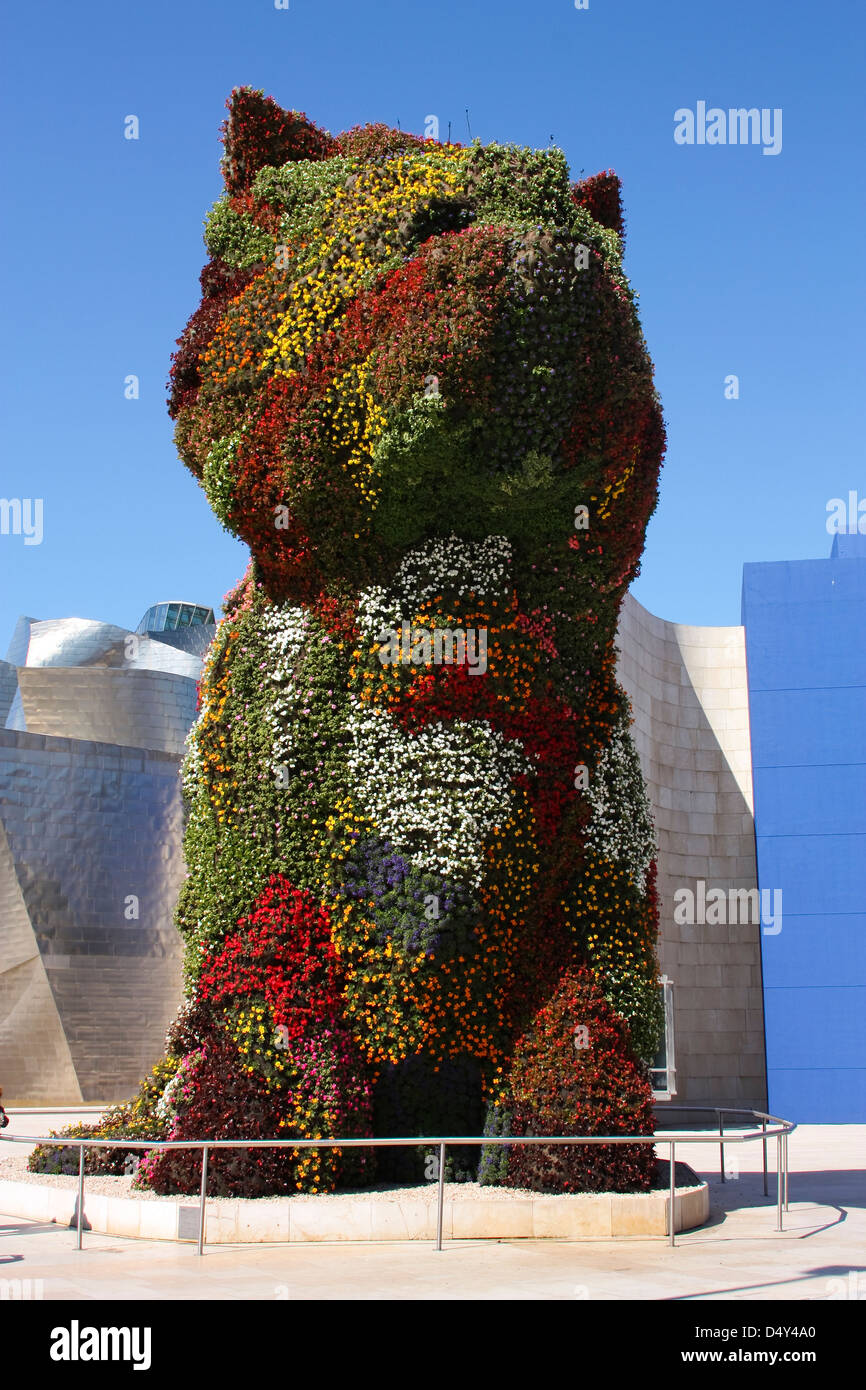 Cucciolo di scultura di Jeff Koons. Questo è un enorme cane fatto di fiori. il Guggenheim Museum Bilbao Euskadi, Spagna. Foto Stock
