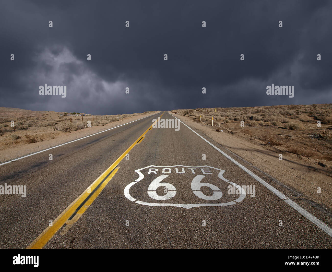 La storica Route 66 storm sky in California il Mojave Desert. Foto Stock
