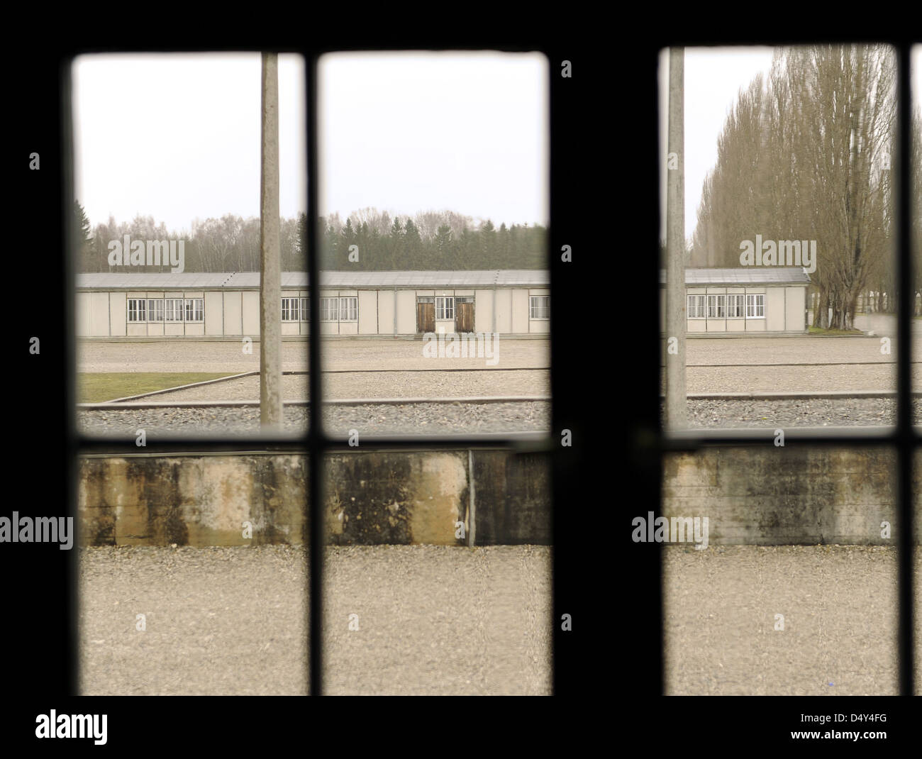 Campo di Concentramento di Dachau. Campo nazista di prigionieri aperto nel 1933. Vista esterna dall'interno di una baracca. Germania. Foto Stock